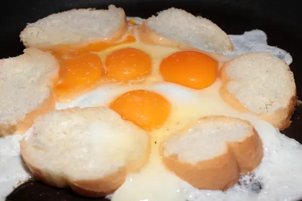 Fried eggs and bread — Stock Photo, Image