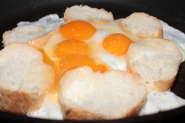 Fried eggs and bread — Stock Photo, Image