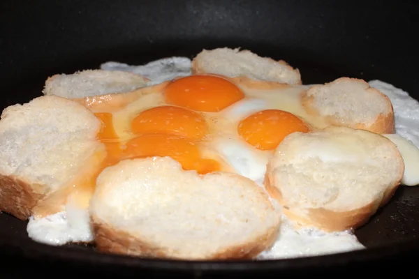 Fried eggs and bread — Stock Photo, Image