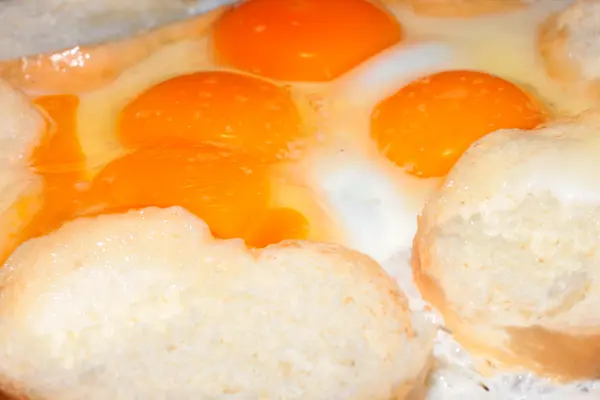 Fried eggs and bread — Stock Photo, Image