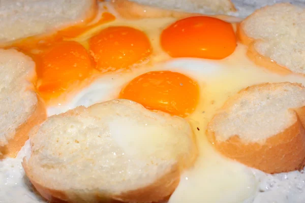 Fried eggs and bread — Stock Photo, Image