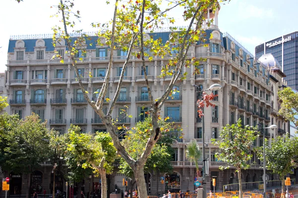 Barcelonas gator och byggnader — Stockfoto