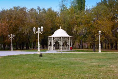 Parktaki çardak.