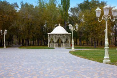 Parktaki çardak.