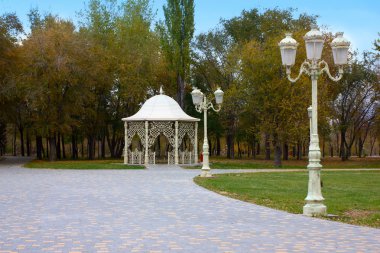 Parktaki çardak.