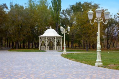 Parktaki çardak.