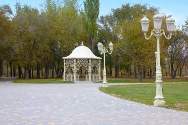 Parktaki çardak.