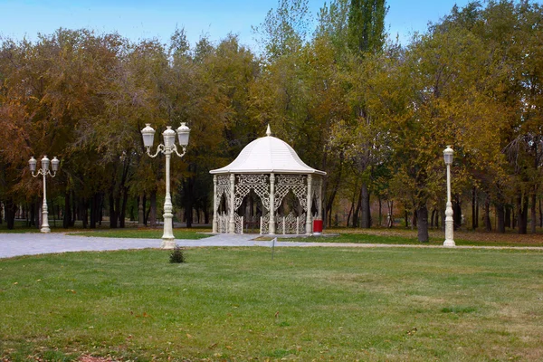 Parktaki çardak.