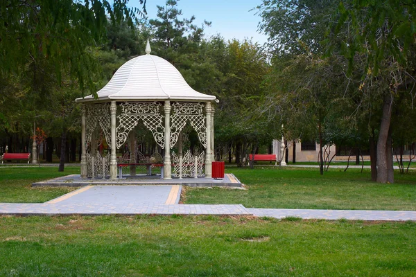 Gazebo dans le parc — Photo