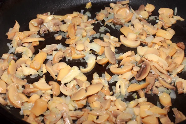 Gebratene Champignons und Zwiebeln — Stockfoto