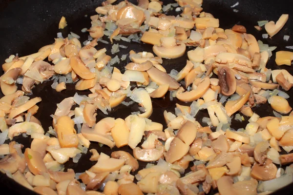 Funghi fritti e cipolle — Foto Stock
