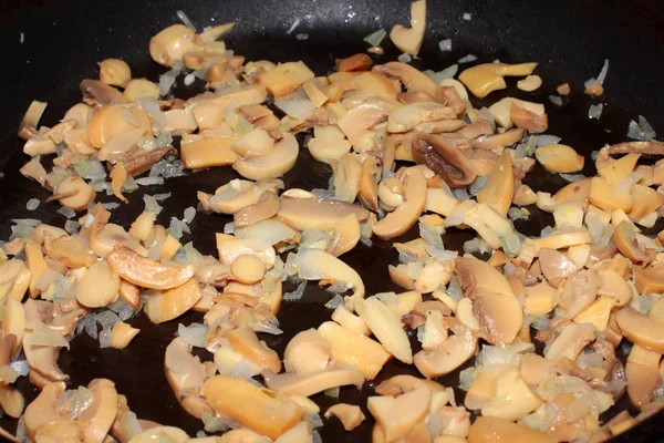 Gebakken champignons en uien — Stockfoto