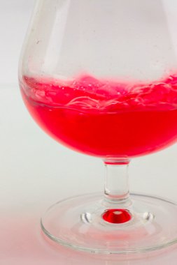 Bir bardak şarap.