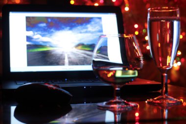 laptop ve cam kadehler