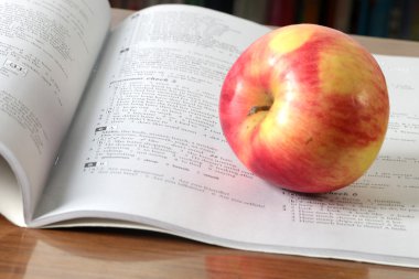kitap ve elma