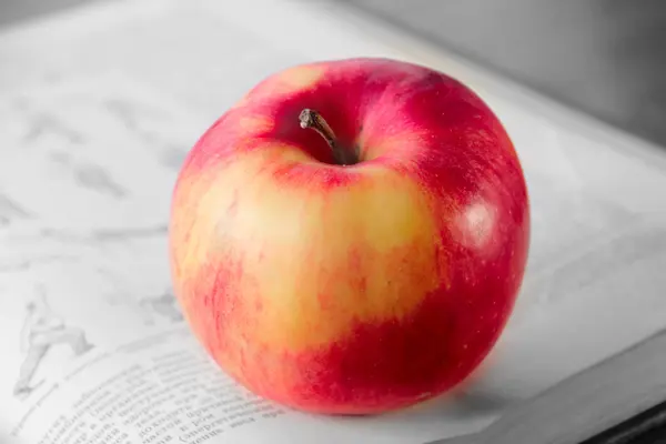 Book and apple — Stock Photo, Image