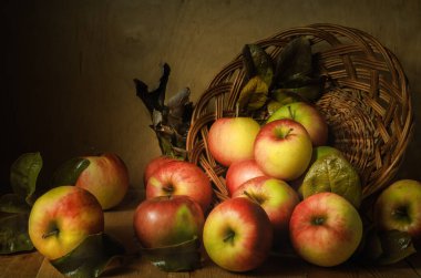 Koyu ahşap zemine elma serpin. Sonbahar, köy tarzında sakin bir hayattır..