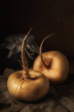 Şalgam meyveleri koyu renk kumaş üzerinde.