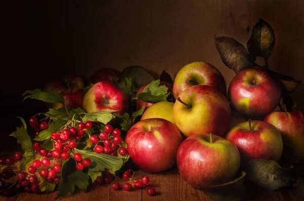 Äpfel Und Viburnum Zweige Auf Dunklem Holzgrund Rustikalen Stil — Stockfoto