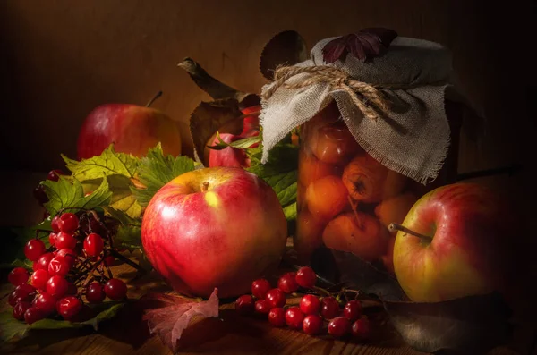 Äpfel Und Viburnum Zweige Auf Dunklem Holzgrund Rustikalen Stil — Stockfoto