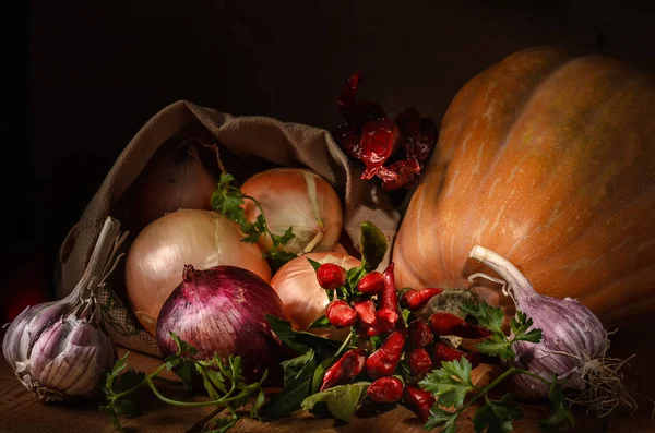 Légumes Groupe Sur Une Étagère Bois Dans Style Rustique Sombre — Photo