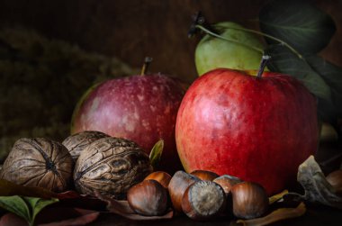 fındık ve meyveler koyu ahşap arka planda rustik tarzda yaprak