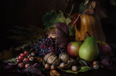 fındık ve meyveler koyu ahşap arka planda rustik tarzda yaprak