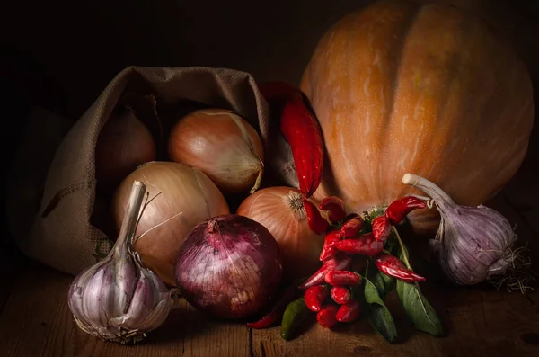 Légumes Groupe Sur Une Étagère Bois Dans Style Rustique Sombre — Photo