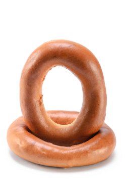Yumuşak gölgeli beyaz arkaplanda simit