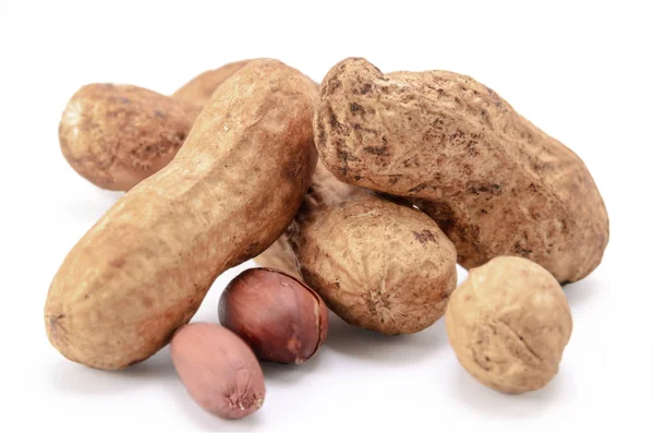 Erdnüsse Auf Weißem Hintergrund — Stockfoto