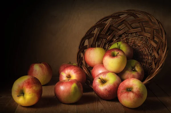 Saupoudrer Les Pommes Sur Fond Bois Foncé Nature Morte Automne — Photo