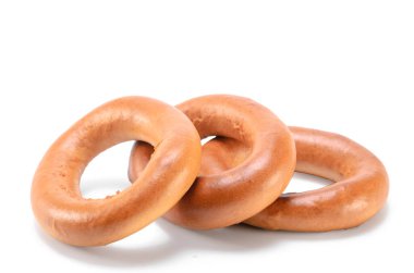 Yumuşak gölgeli beyaz arkaplanda simit