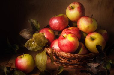 Koyu ahşap zemine elma serpin. Sonbahar, köy tarzında sakin bir hayattır..