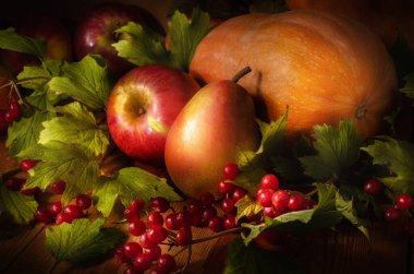 Koyu ahşap arka planda, kırsal bir yaşam tarzında sonbahar durgunluğu.