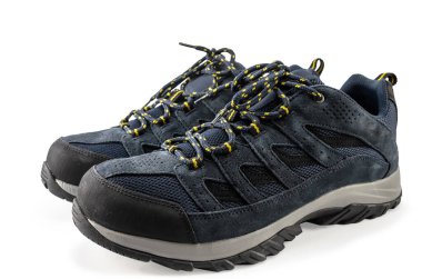 Beyaz arka planda bir çift şık spor ayakkabı