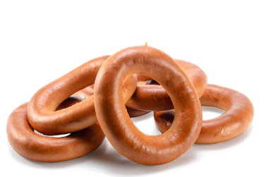 Yumuşak gölgeli beyaz arkaplanda simit