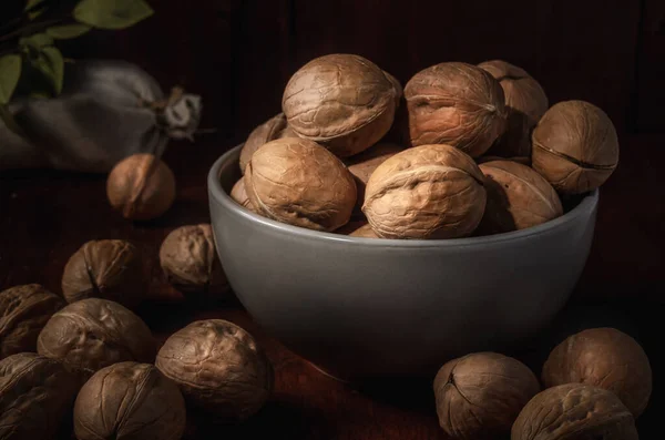 Valnötter Mörk Bakgrund Rustik Stil — Stockfoto