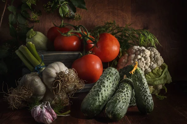 Verduras Maduras Sobre Fondo Madera Oscura Estilo Rústico — Foto de Stock