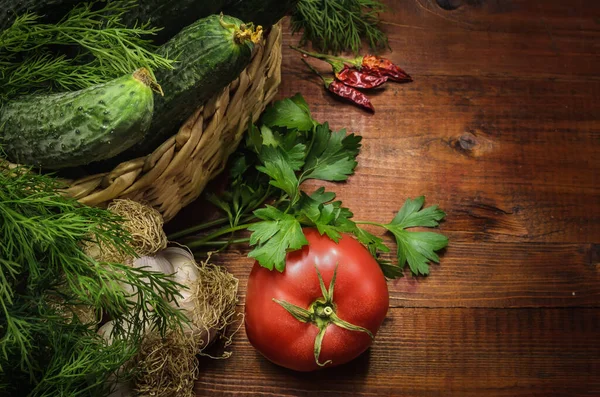 Frisches Gemüse Auf Dunklem Holzgrund Rustikalen Stil — Stockfoto