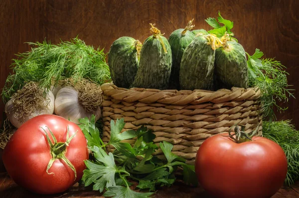 Frisches Gemüse Auf Dunklem Holzgrund Rustikalen Stil — Stockfoto