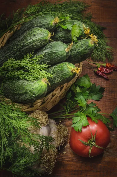 Verdure Fresche Uno Sfondo Legno Scuro Stile Rustico — Foto Stock