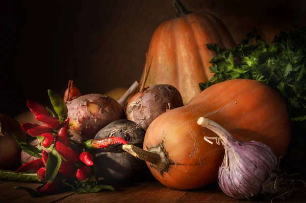 Zucca Altre Verdure Stile Rustico Uno Sfondo Legno Scuro — Foto Stock