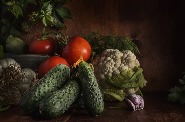 Verduras Maduras Sobre Fondo Madera Oscura Estilo Rústico — Foto de Stock