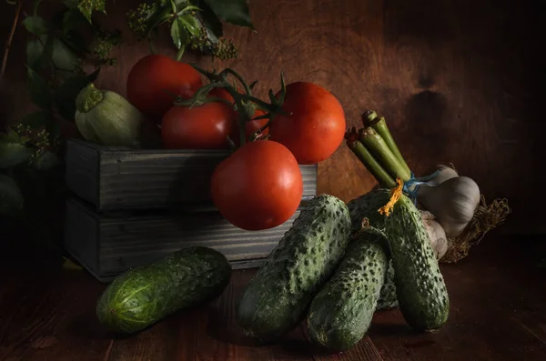 Verduras Maduras Sobre Fondo Madera Oscura Estilo Rústico — Foto de Stock