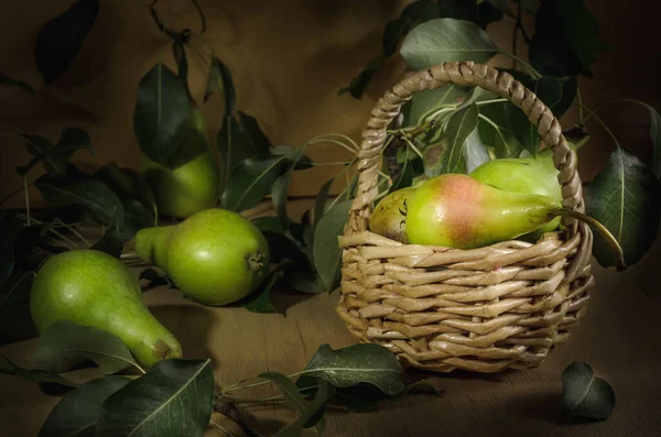 Poires Juteuses Mûres Sur Fond Bois Foncé Vrac — Photo