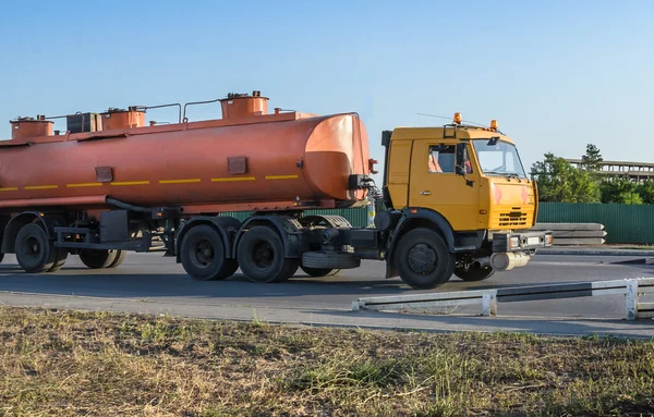 Auto met tank — Stockfoto