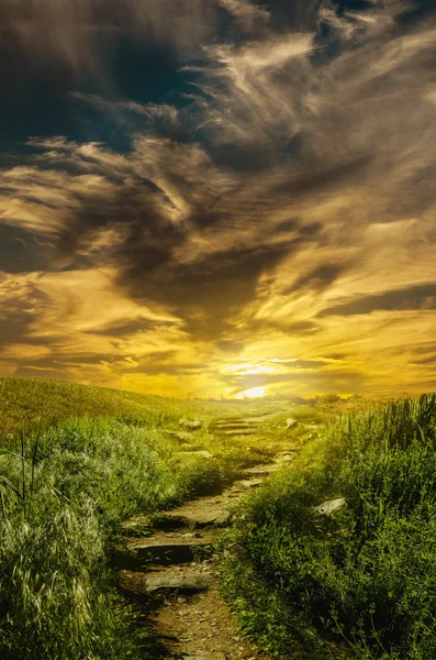 Weg naar de heuvel in de wolken — Stockfoto