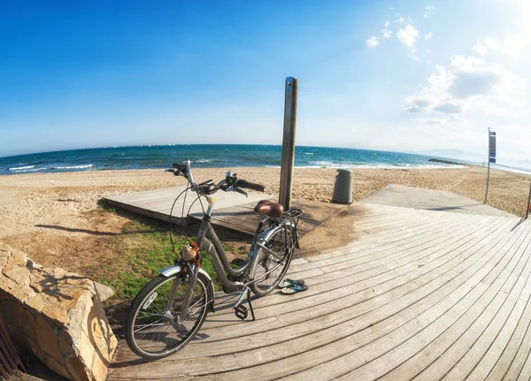 Bicicleta na costa do mar — Fotografia de Stock