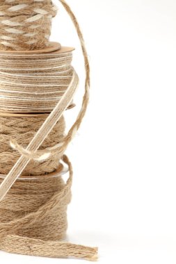 Süs ve dekorasyon için örülmüş çuval bezi ve kenevir ipleri. Sığ alan derinliğine sahip seçici odak.