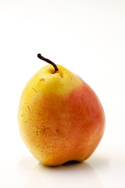 Kusurlu şekilli taze armut. Sığ alan derinliğine sahip seçici odak.